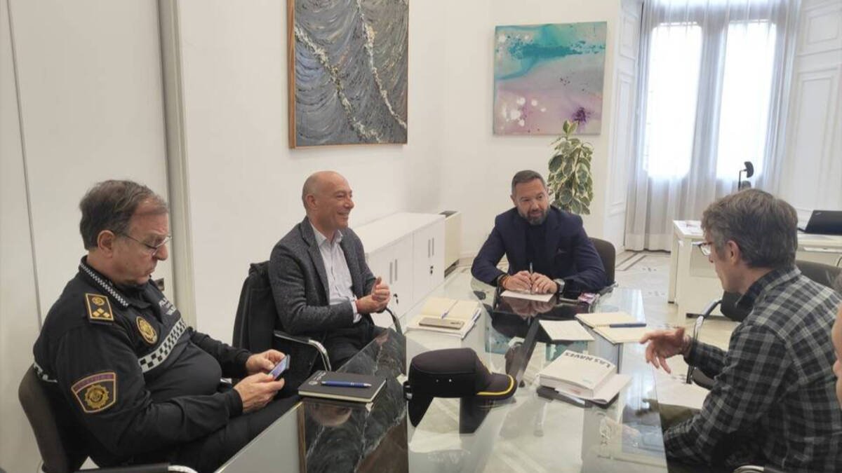 Reunión entre miembros del ayuntamiento de Valencia y la Policía Local