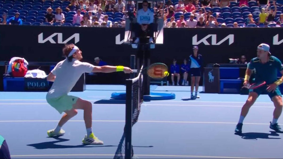 Tsitsipas logra un punto increíble ante Bergs en el Open de Australia