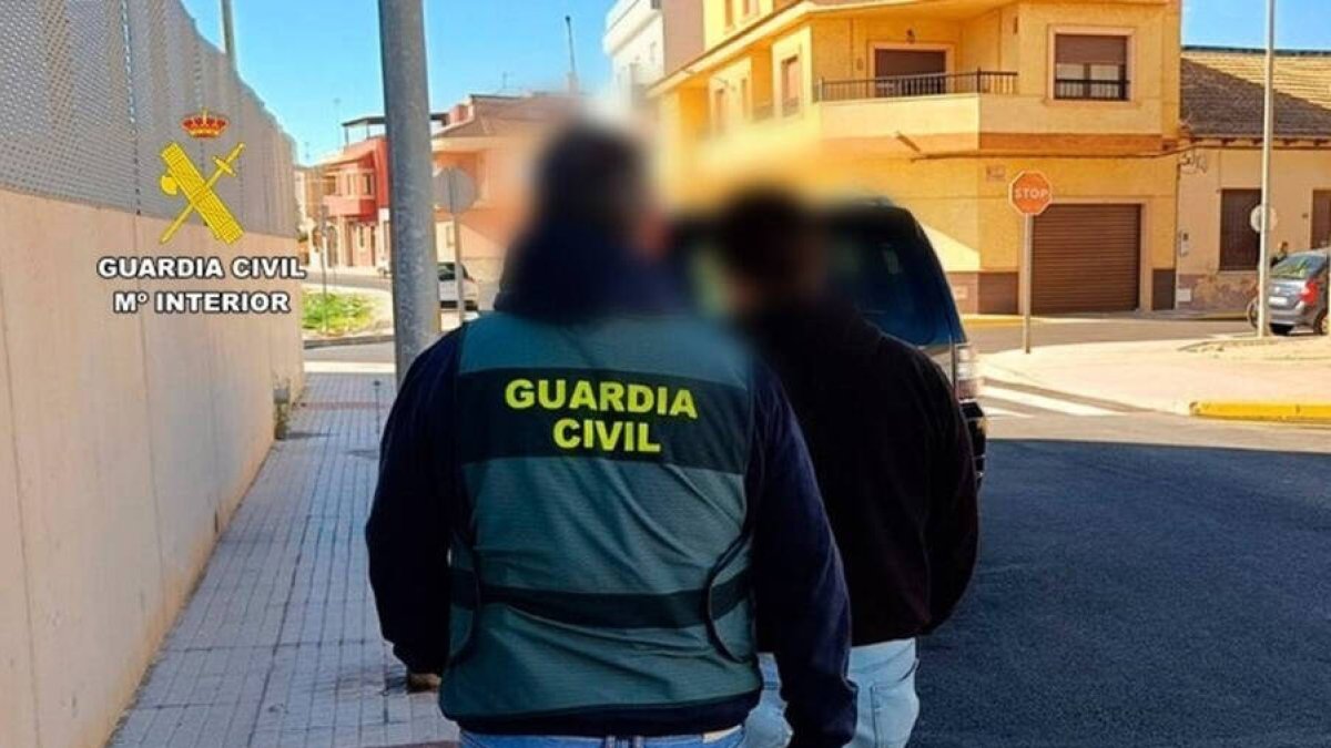 Agentes de la Guardia Civil con los detenidos