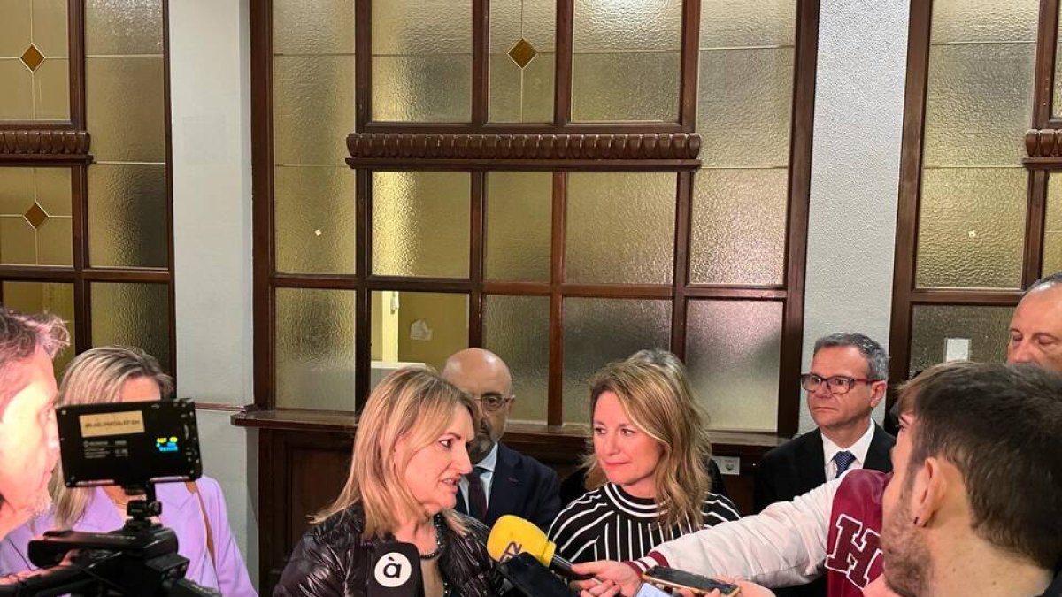 La consellera Nuria Montes y la alcaldesa Begoña Carrasco.
