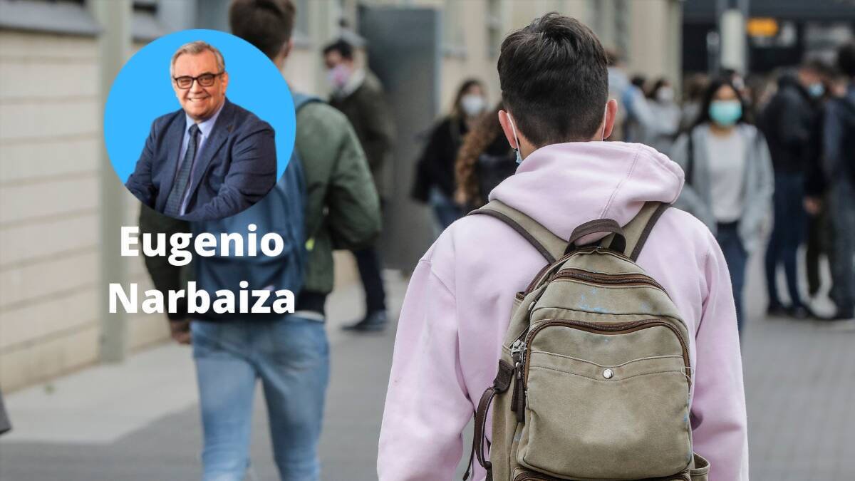 Un estudiante en las inmediaciones de la Universidad Politécnica de Valencia.