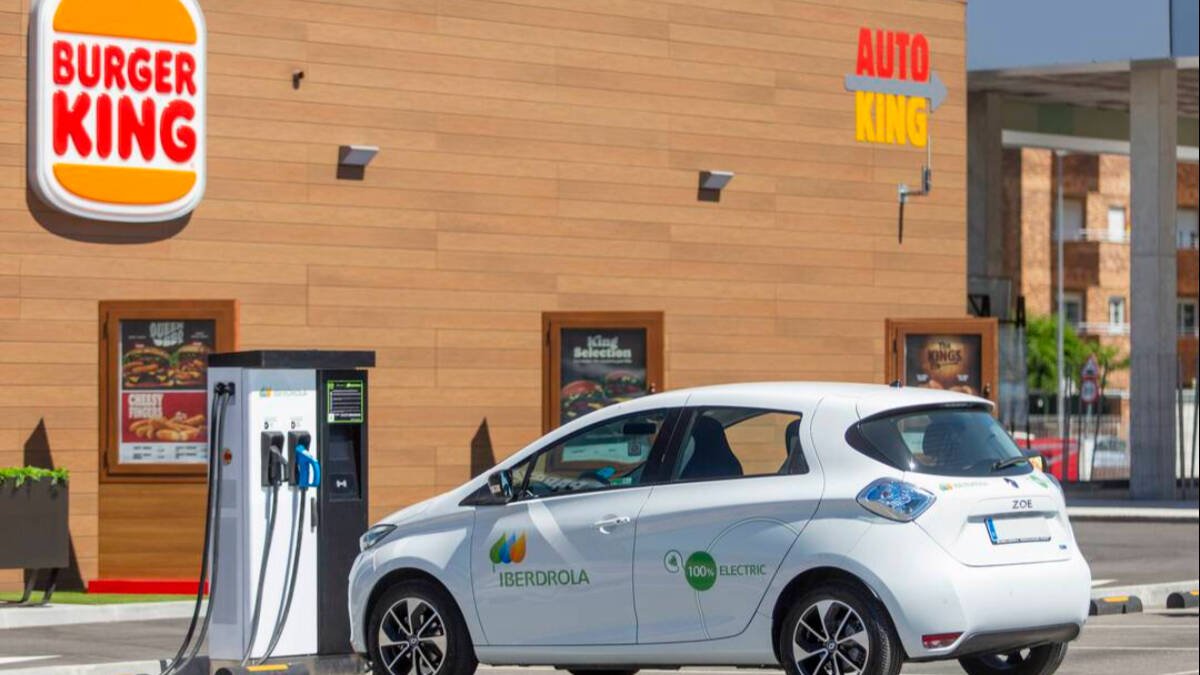 Punto de recarga para vehículos eléctricos en Burger King.