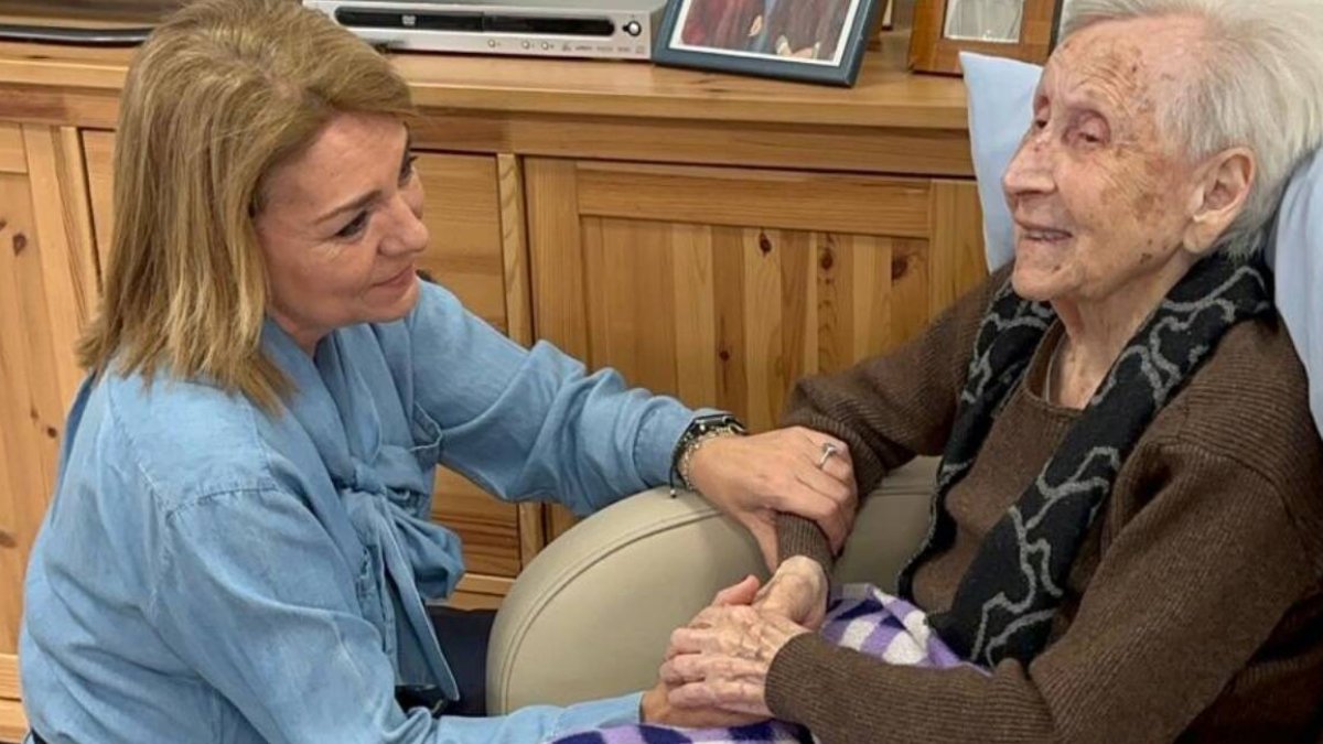 La vicepresidenta de la Generalitat, Susana Camarero, durante la visita que ha realizado a la residencia de personas mayores dependientes 'San Francisco y San Vicente' de Manises