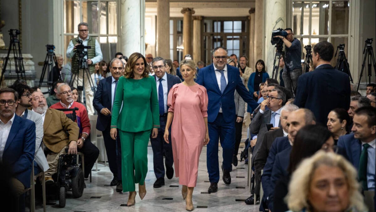 Yolanda Díaz a su llegada al Ayuntamiento de Valencia junto a la alcaldesa, Mª José Catalá.