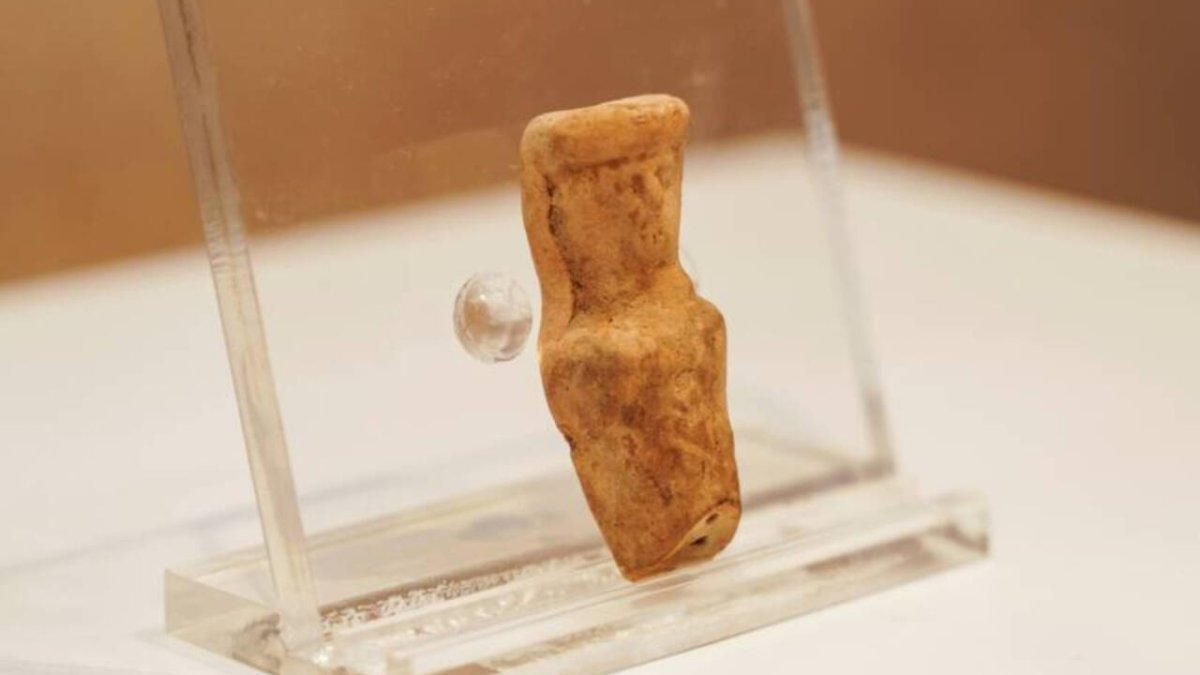 Silbato de la época turdetana que se expone en el Museo de Huelva.
