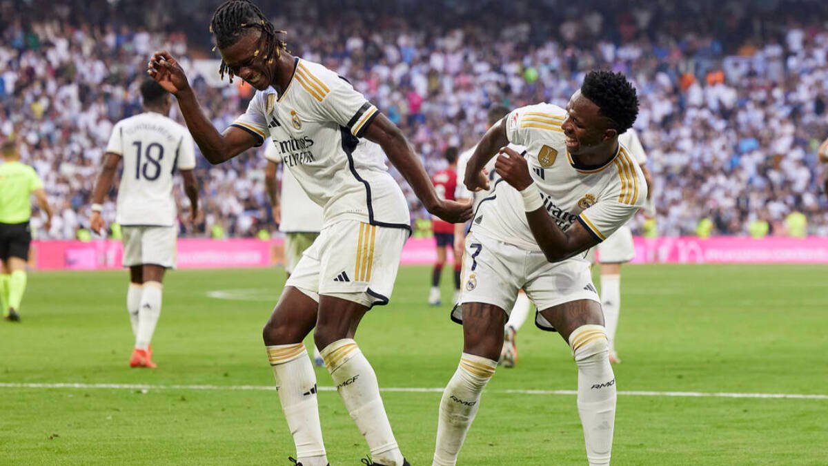 Camavinga y Vinicius celebran un gol.