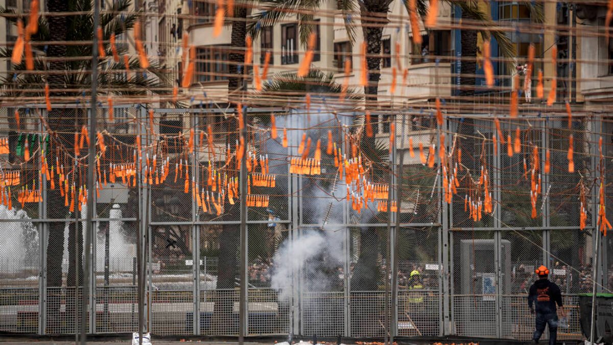 Mascletá en la plaza del ayuntamiento de Valencia