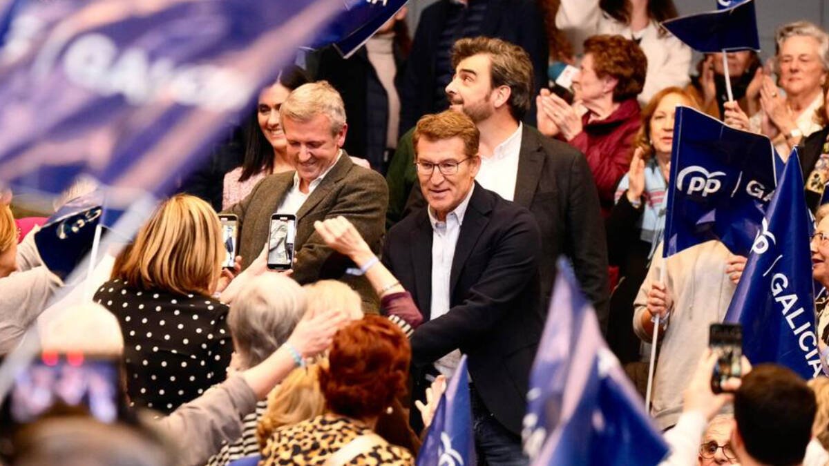 Alfonso Rueda, Núñez Feijóo y Diego Calvo en el mitin de cierre de campaña en A Coruña. Foto de Tarek.