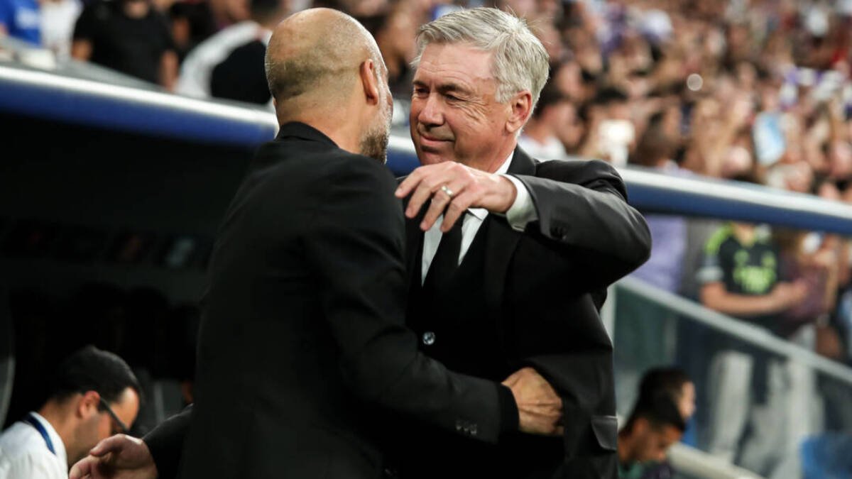 Guardiola y Ancelotti se saludan antes de un partido.