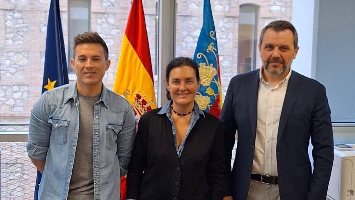La Directora General de Dependencia y Personas Mayores, Beatriz Simón, junto a David Taroncher y José María Toro, representantes de AERTE en la reunión mantenida ayer 18 de Enero de 2024 para comunicar la decisión de la Conselleria.