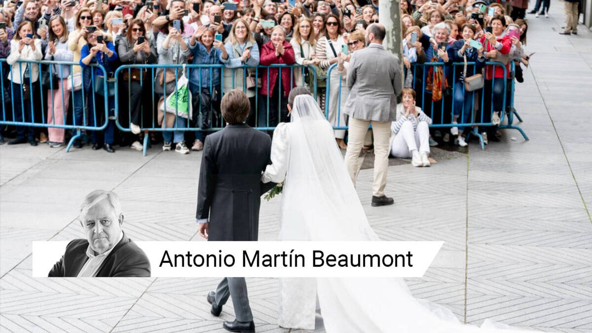 Almeida con su esposa, ante el gentío que se agolpaba tras su boda