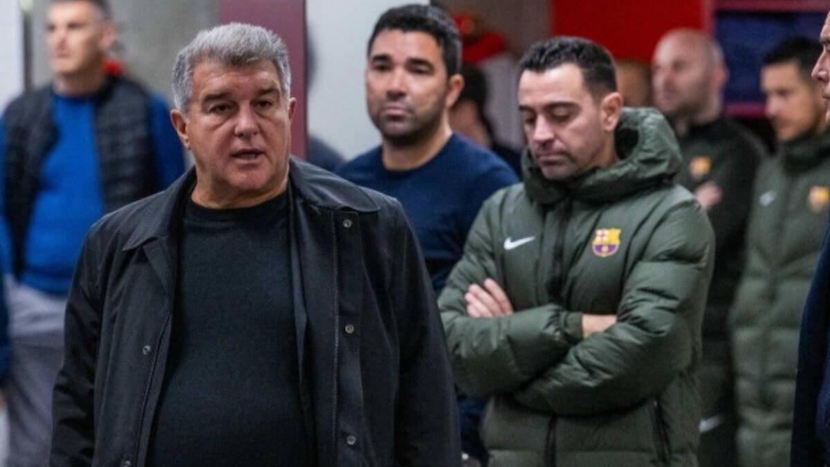 Joan Laporta, junto a Deco y Xavi Hernández.