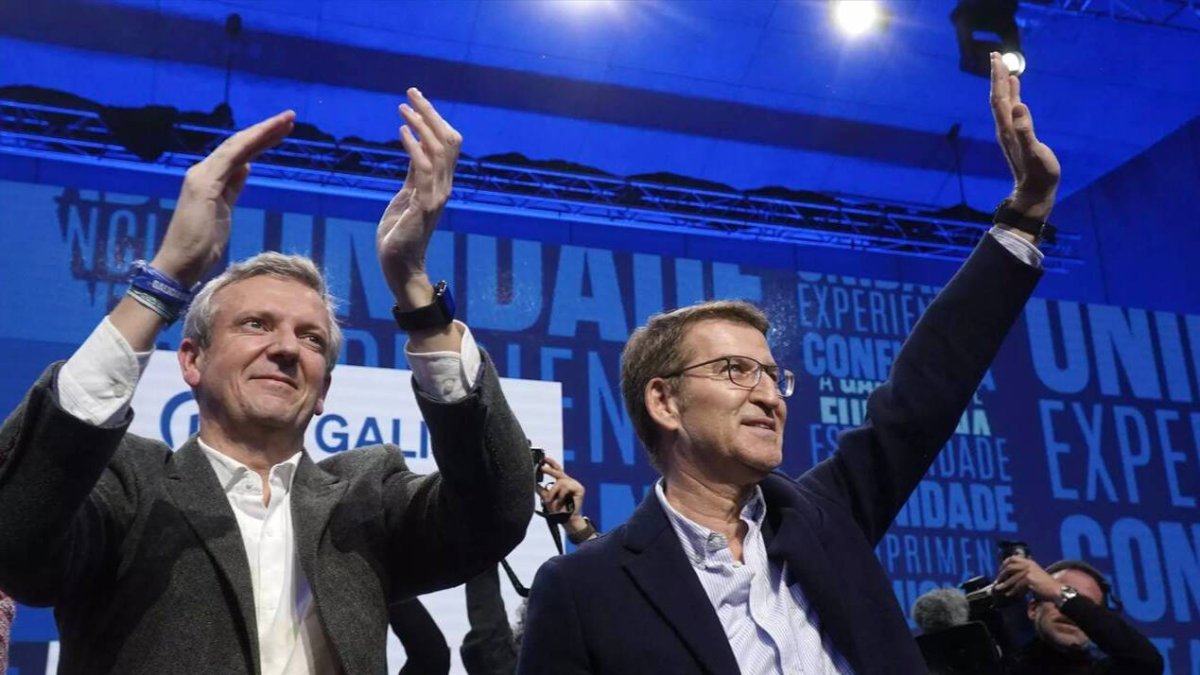 Alfonso Rueda, candidato del PP a la Xunta, junto a Alberto Núñez Feijóo