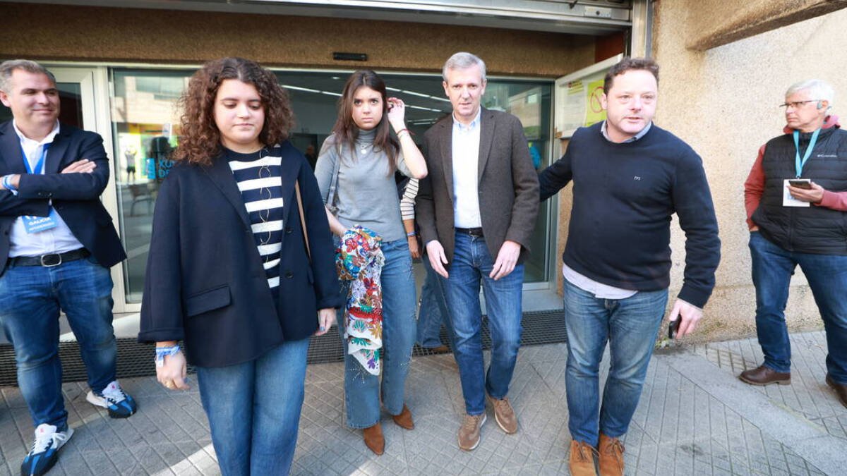 Alfonso Rueda, saliendo de su colegio electoral en la jornada de hoy