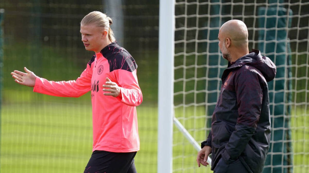 Haaland y Guardiola, en el entrenamiento de este lunes en Manchester.