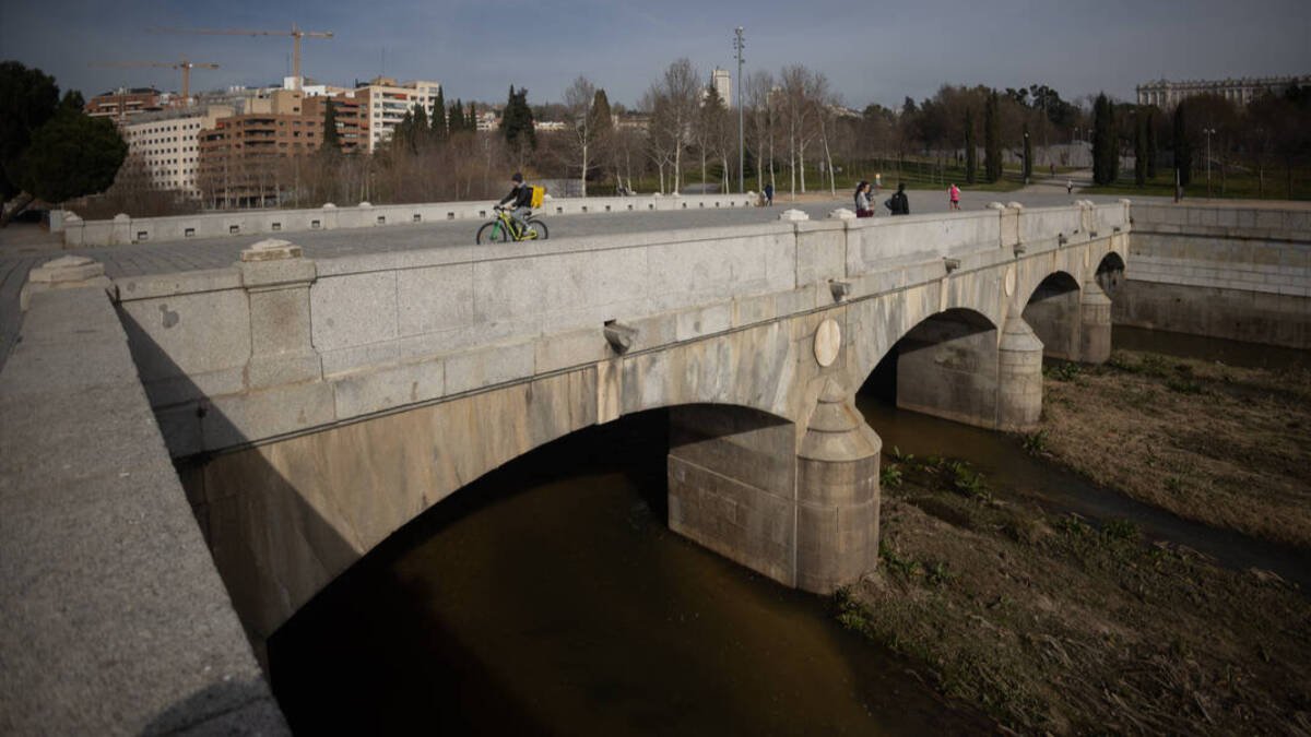 El Puente del Rey, ubicado en Madrid Río, acoge la 'mascletà' que celebra la capital