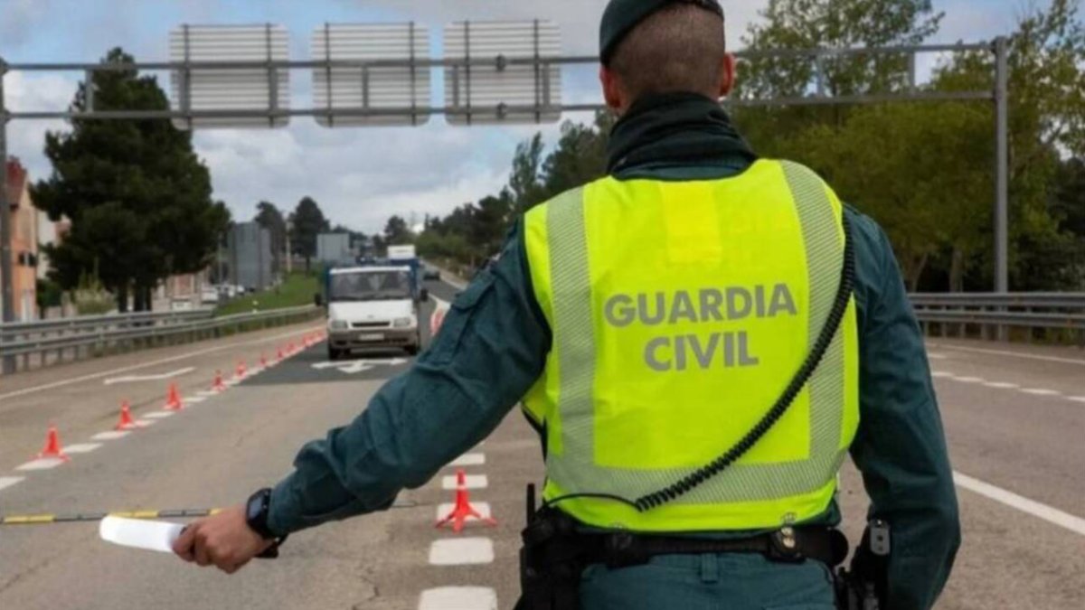 Un agente de la Guardia Civil en un control.
