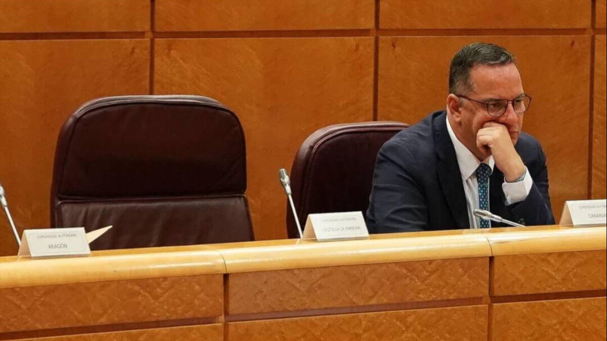 El sillón vacío de Emiliano Gacía-Page en el Senado.