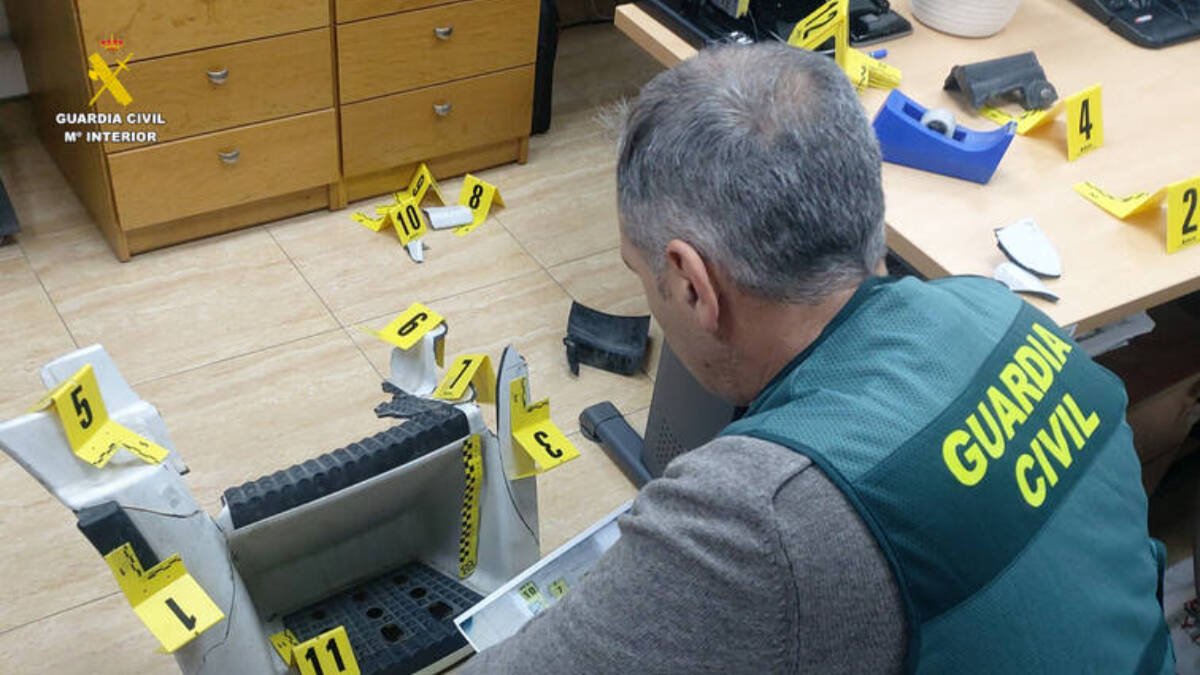 Un agente reconstruyendo el lugar del accidente con imágenes