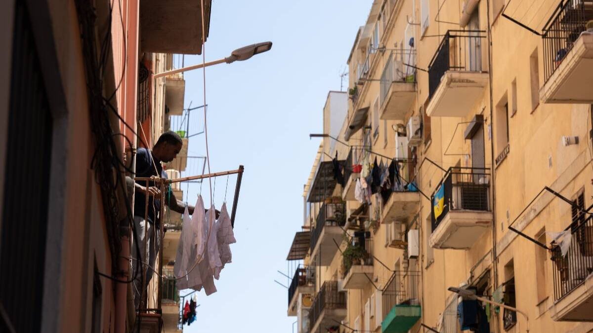 Un hombre tendiendo en su casa, a 17 de mayo de 2023, en Barcelona, Cataluña (España).