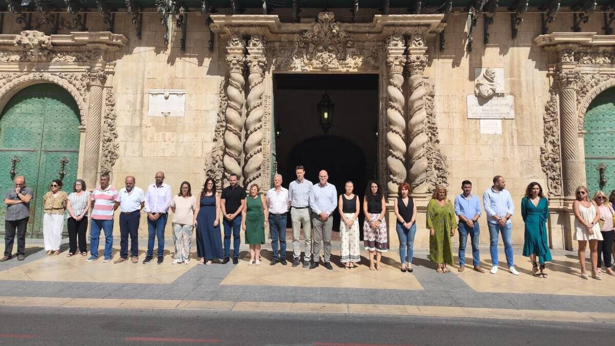 El Ayuntamiento de Alicante exige políticas “contundentes y eficaces” para erradicar los asesinatos machistas.
