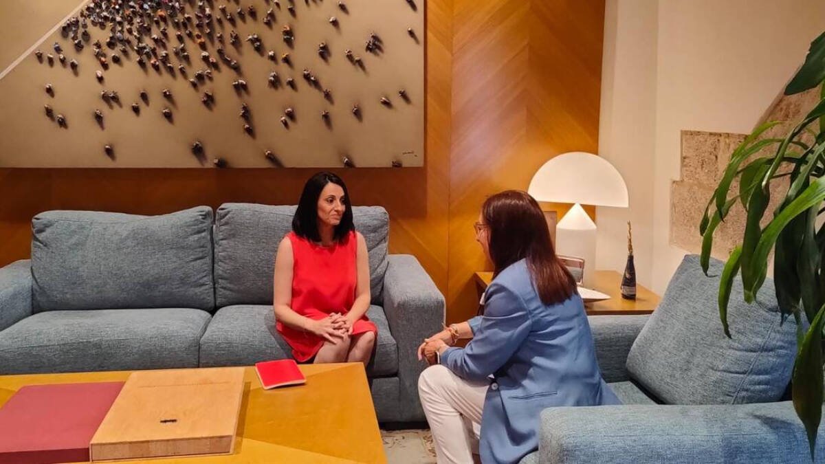La portavoz del PSPV-PSOE se reúne con la presidenta de Las Cortes, Llanos Massó.