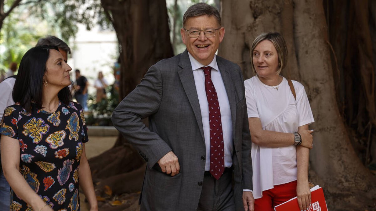 Rebeca Torró, Ximo Puig y María José Salvador en las instalaciones de Les Corts Valencianes.