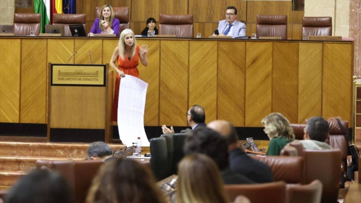 La consejera de Educación de la Junta de Andalucía, Patricia del Pozo (PP), en el pleno del Parlamento.