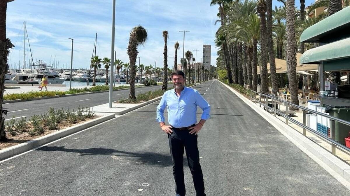 Imagen del alcalde de Alicante, Luis Barcala, en el paseo Mártires de la Libertad tras las obras de remodelación.