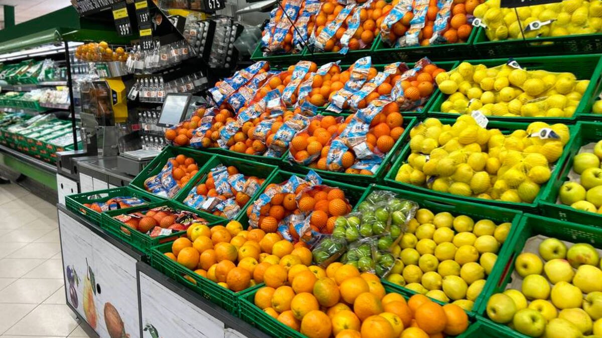 Estantes de la frutería de un supermercado Mercadona de Madrid