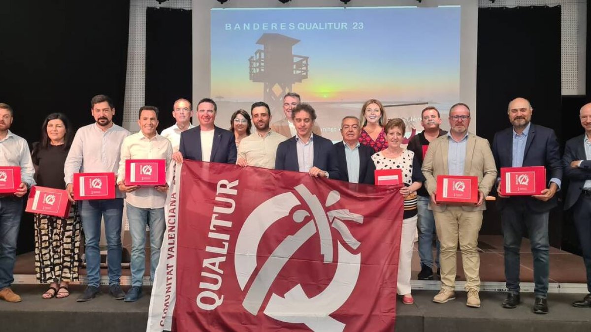 Turisme concede la Bandera Qualitur a 44 playas y calas de de 17 municipios