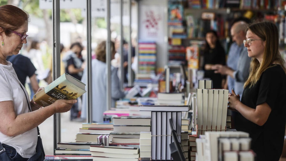 Una mujer sostiene un libro el día de la inauguración de la Fira del Llibre de Valencia - EUROPA PRESS