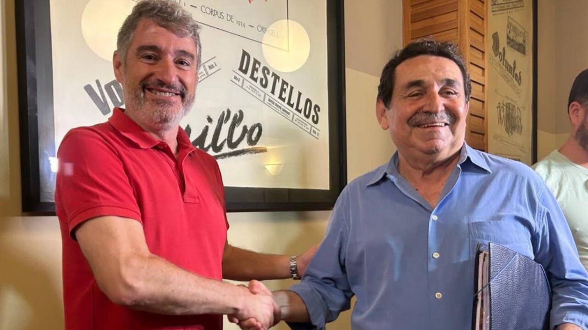 A la derecha, el 'nuevo' alcalde popular, Pepe Vegara, a la izquierda, el líder de Vox en Orihuela, Manuel Mestre - PP ORIHUELA