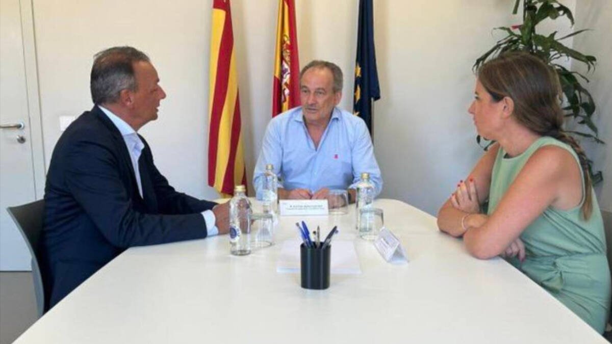 José Luis Aguirre, conseller de Agricultura (centro)