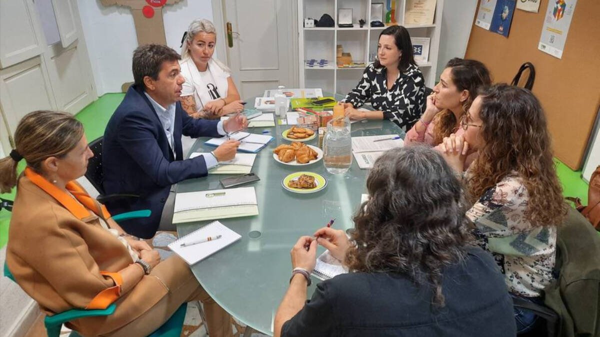 Carlos Mazón con mujeres