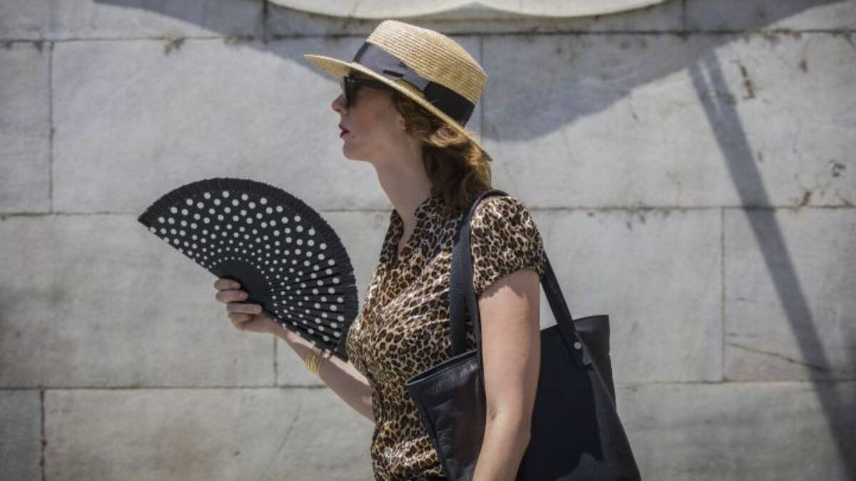 Una mujer se abanica para intentar combatir el calor.