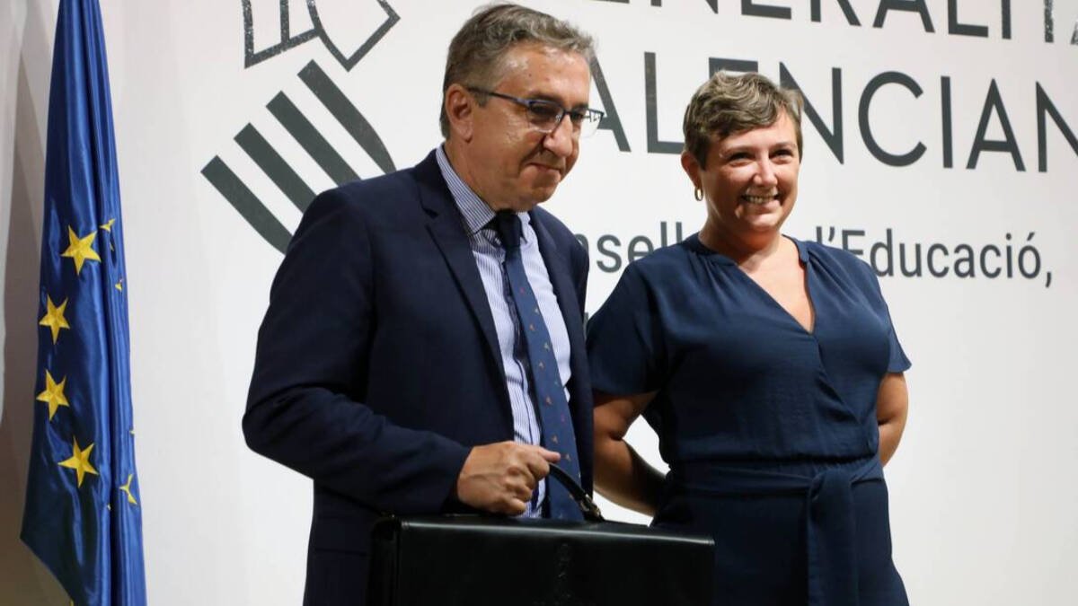 Jose Antonio Rovira y Raquel Tamarit durante el traspaso de carteras - GVA