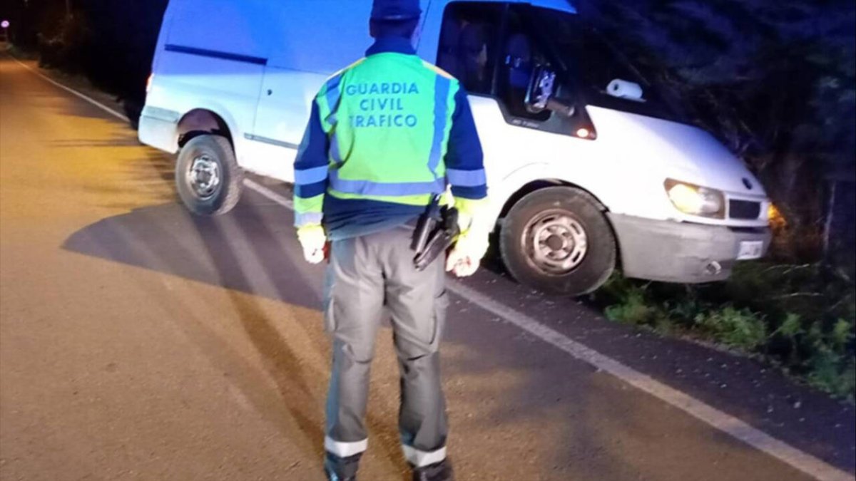Imagen de un agente de la Guardia Civil en un accidente.