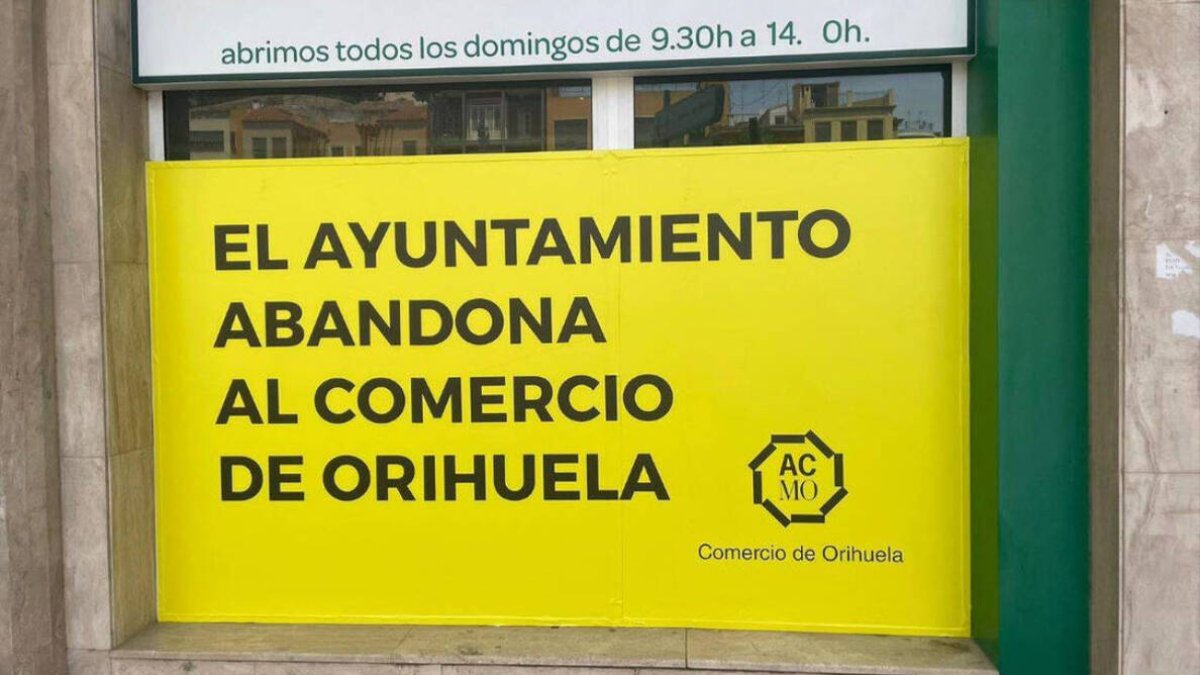 Cartel de protesta colocado en uno de los comercios de la localidad de Orihuela.