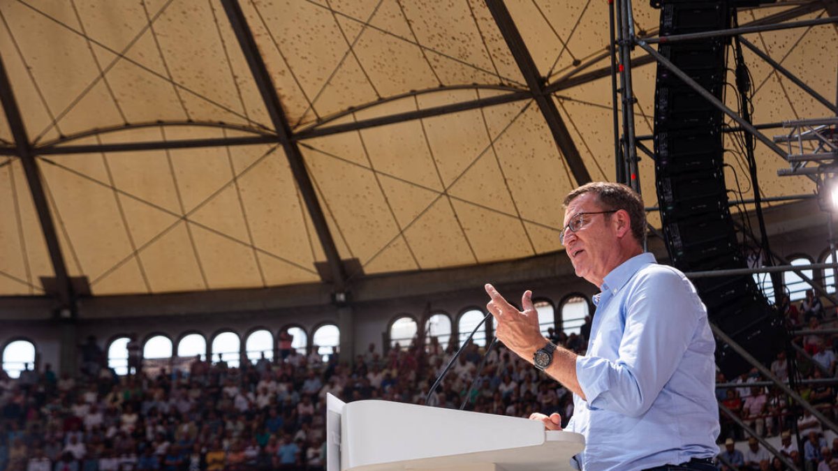 El presidente del Partido Popular y candidato a la Presidencia del Gobierno, Alberto Núñez Feijóo, durante un acto central en Pontevedra