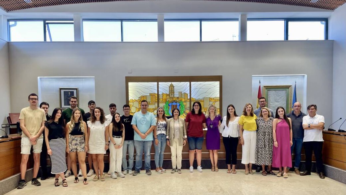 Laura Sáez, alcaldessa de Carlet, rep al estudiants becats - AJUNTAMENT DE CARLET