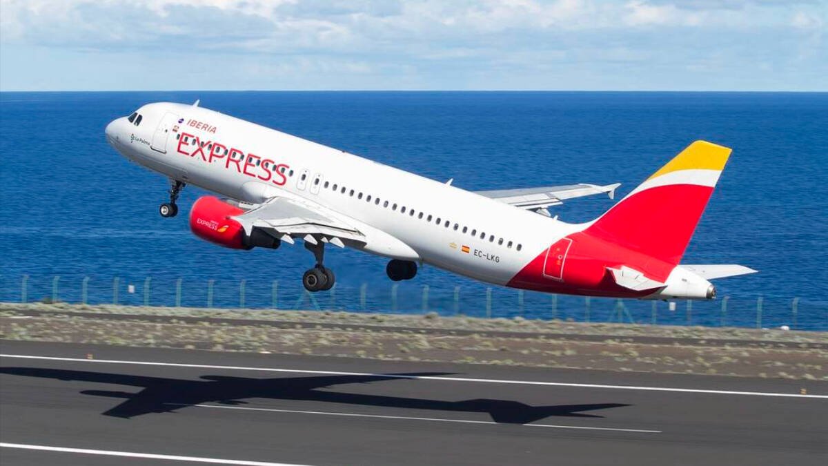 Un avión de Iberia despegando.