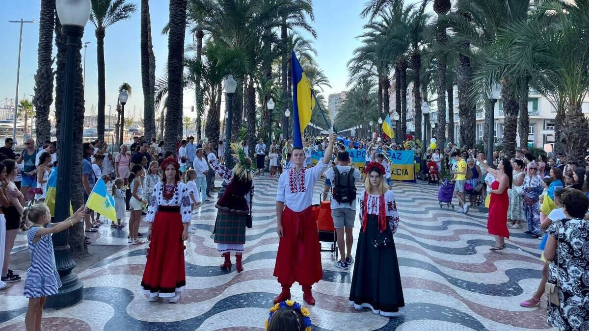 Marcha cívica entre la Explanada y el Ayuntamiento con una bandera de 100 metros recuerda el ‘Día de Ucrania’