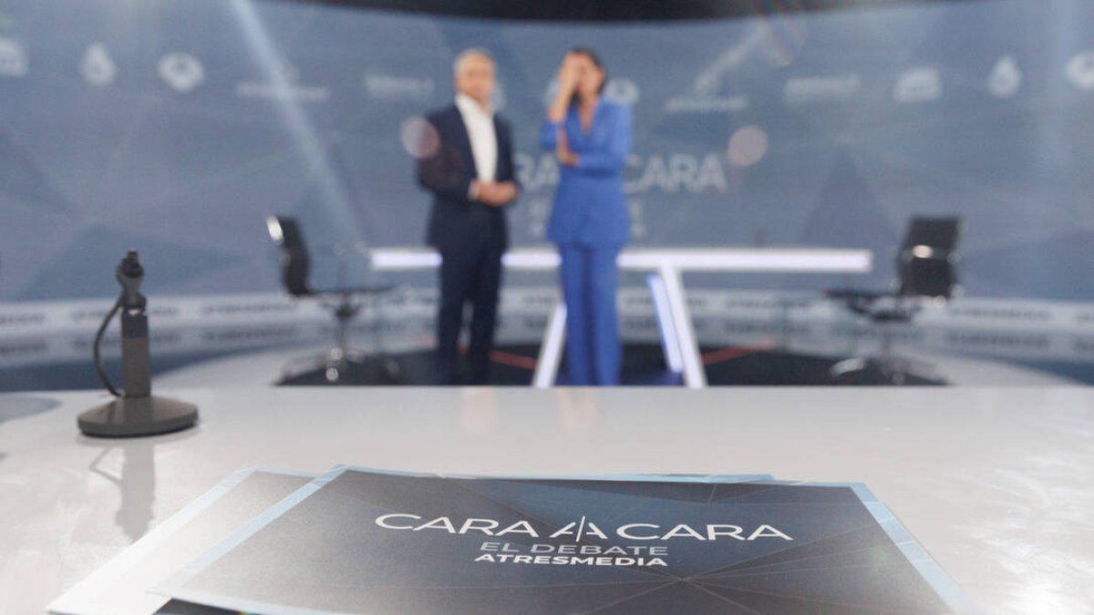 Los presentadores Ana Pastor y Vicente Vallés durante una rueda de prensa del 'Cara a Cara. El Debate', en Atresmedia, a 7 de julio de 2023, en Madrid