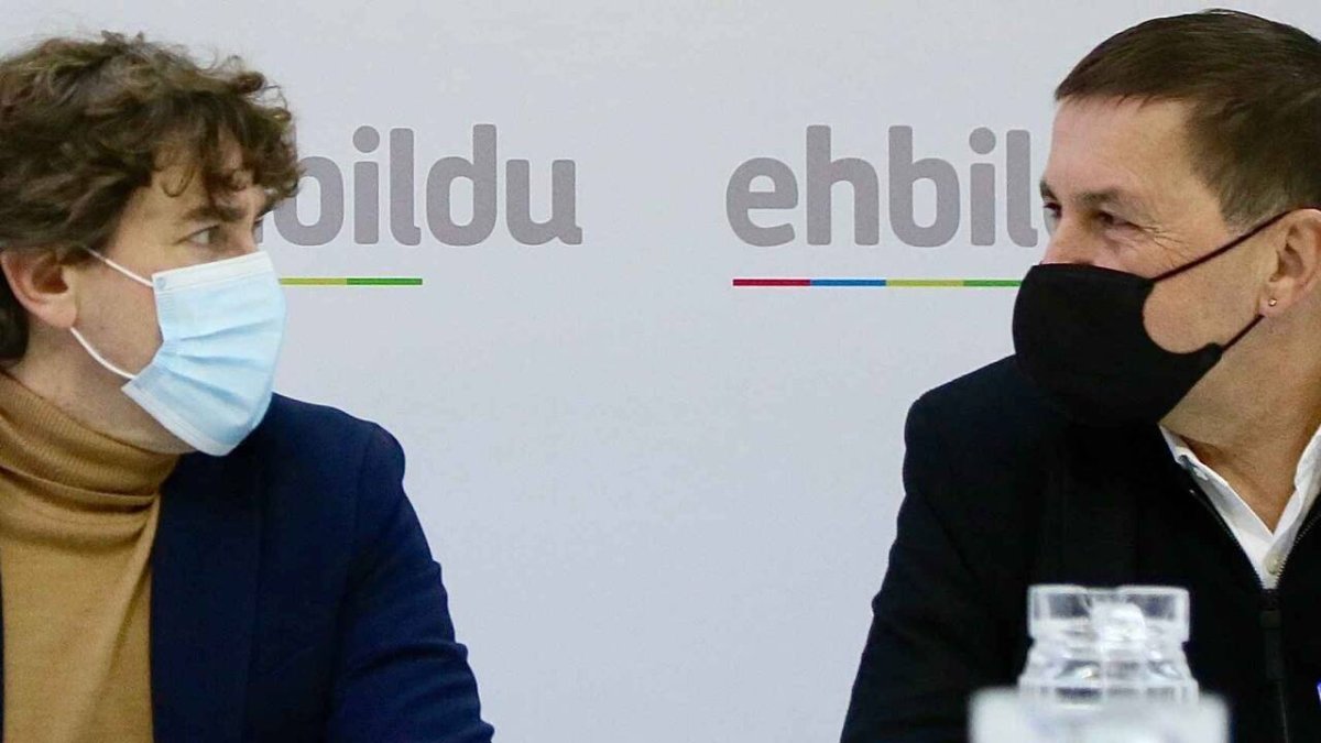 El líder del PSOE vasco y Otegi, durante la