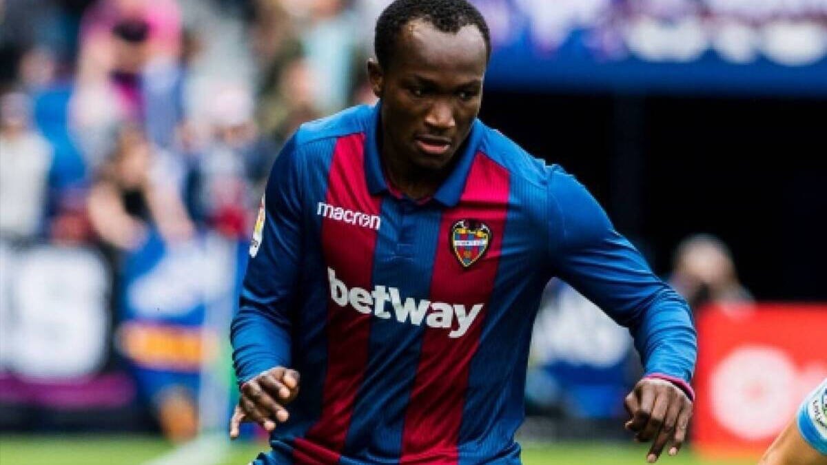 Dwamena, durante un partido con el Levante.