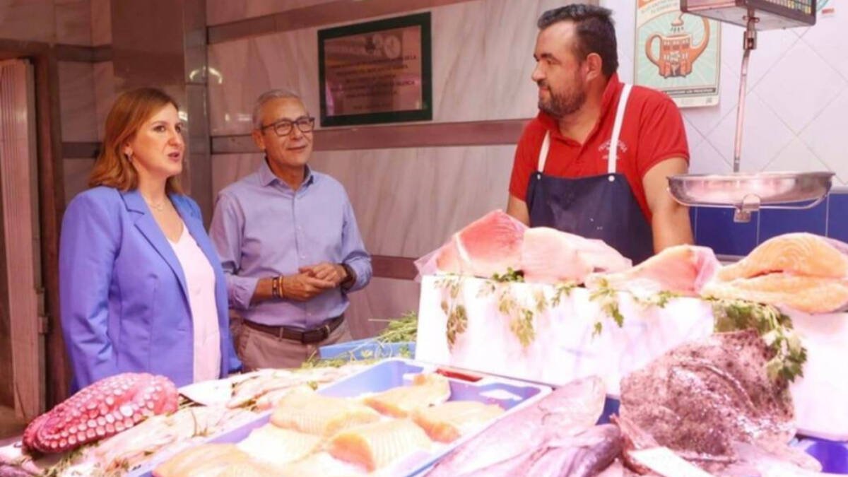 Catalá y Ballester hablan con un comerciante