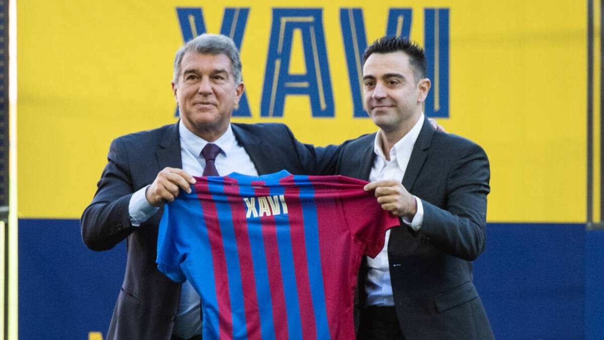 Laporta y Xavi, cuando uno era presidente y otro entrenador. Ahora Laporta quiere jugar a serlo todo