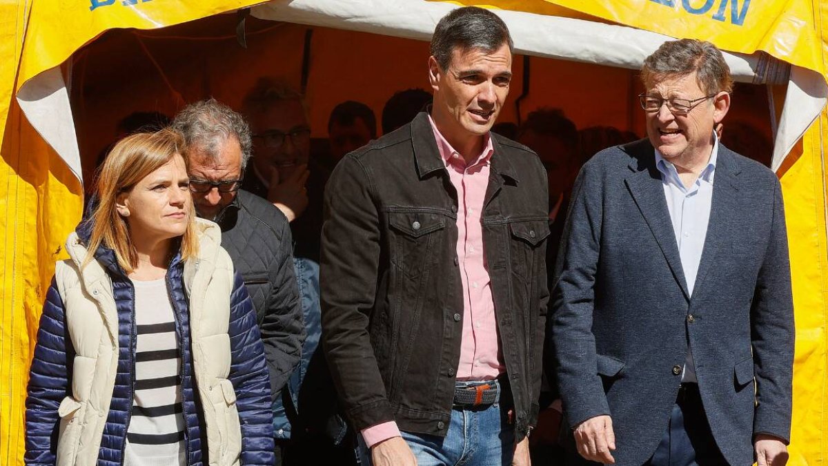 La delegada del Gobierno, Pilar Bernabé, junto al presidente, Pedro Sánchez, y el expresident de la Generalitat y secretario general del PSPV, Ximo Puig.