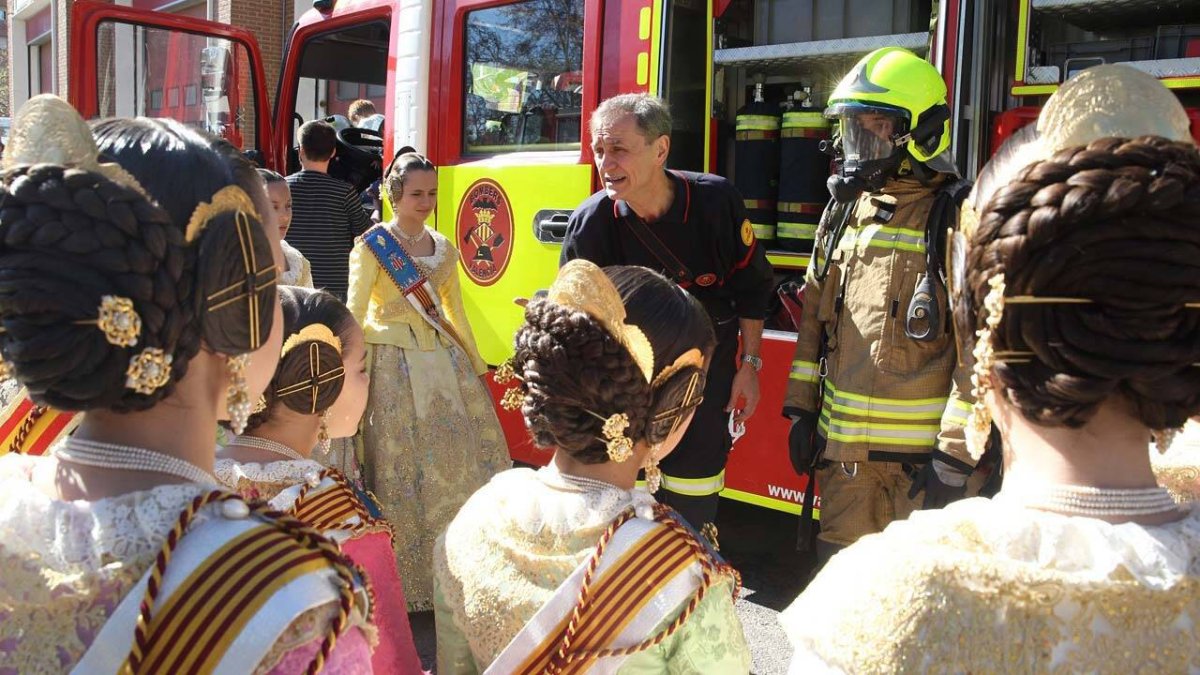 bomberos de Valencia y Falleras de Valencia